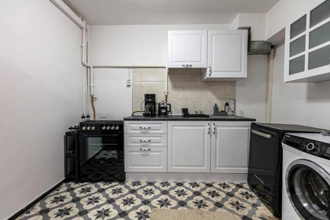 Historical 4-Br Home Steps From Besiktas Stadium & Bosphorus Views - Prime Nisantasi Location! Istanbul Eksteriør billede