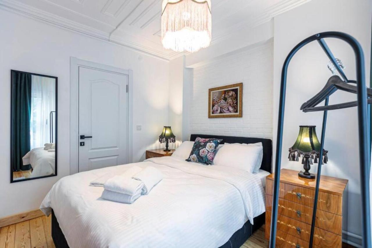 Historical 4-Br Home Steps From Besiktas Stadium & Bosphorus Views - Prime Nisantasi Location! Istanbul Eksteriør billede