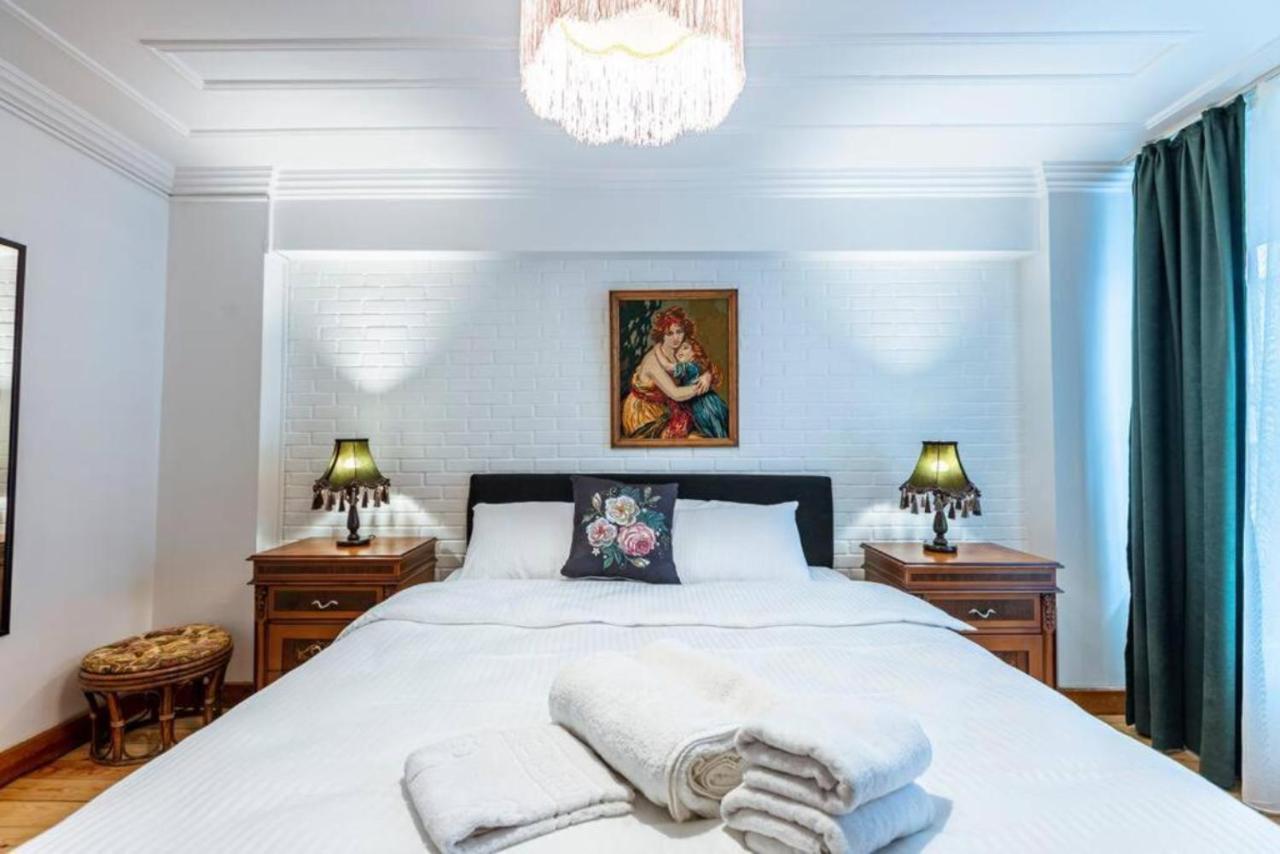 Historical 4-Br Home Steps From Besiktas Stadium & Bosphorus Views - Prime Nisantasi Location! Istanbul Eksteriør billede
