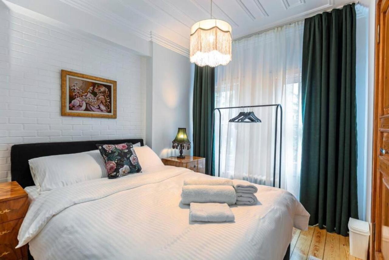 Historical 4-Br Home Steps From Besiktas Stadium & Bosphorus Views - Prime Nisantasi Location! Istanbul Eksteriør billede