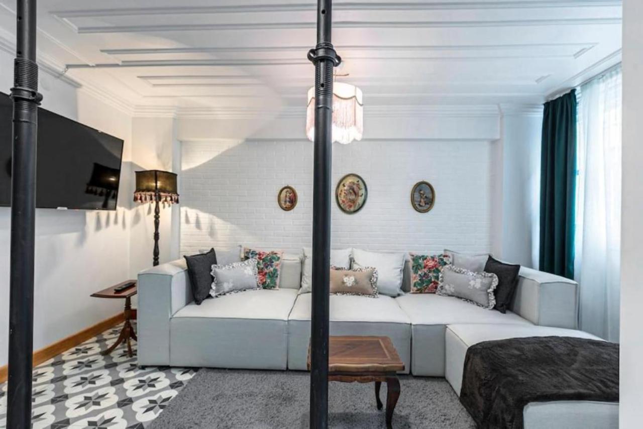 Historical 4-Br Home Steps From Besiktas Stadium & Bosphorus Views - Prime Nisantasi Location! Istanbul Eksteriør billede